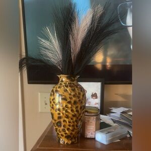 Adorable cheetah print vase! Not too big bit too small!